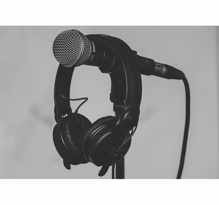 회색 블라인드 마이크와 헤드폰 - TenStickers