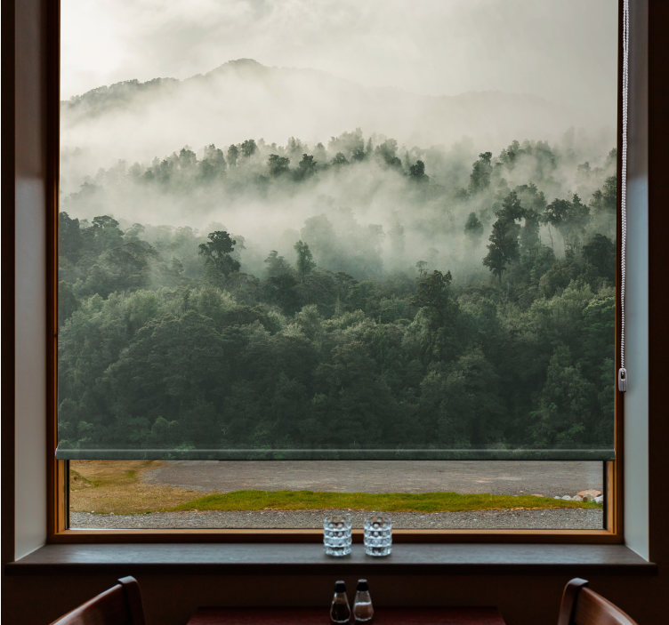 나무가 있는 블라인드 울창한 숲의 안개 - TenStickers