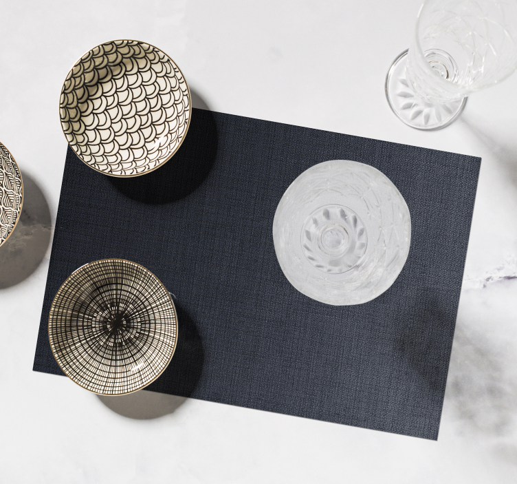 줄무늬 홈 플레이스 매트와 검은 배경 - TenStickers