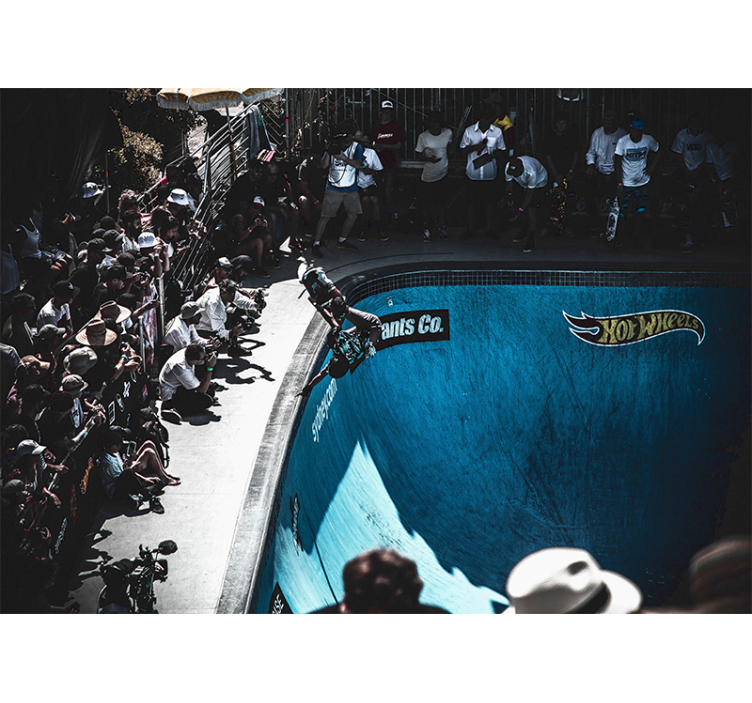 차량 벽 벽화 트릭을 선보이는 스케이트보더 - TenStickers