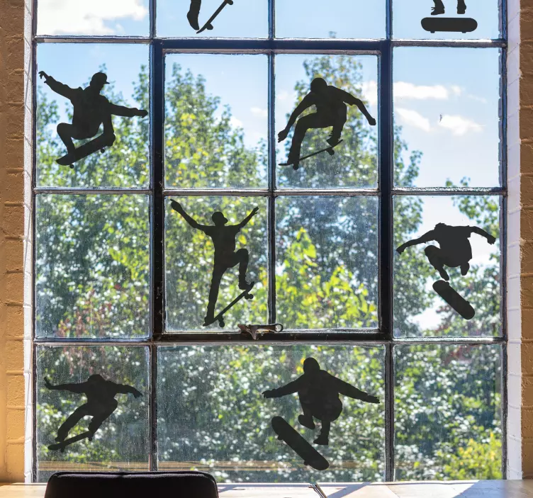 실루엣 skateborders 창 스티커 - TenStickers