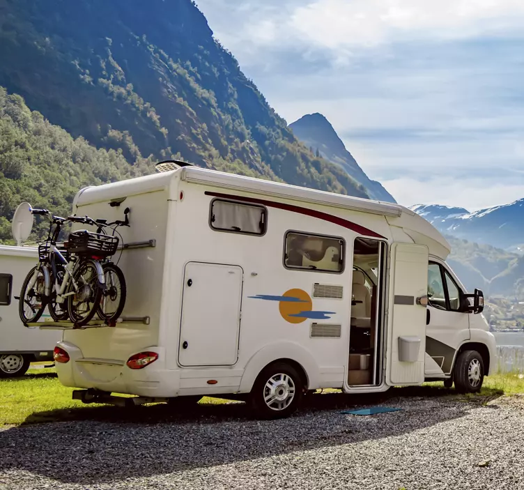 태양과 구름 자동차 스티커 - TenStickers