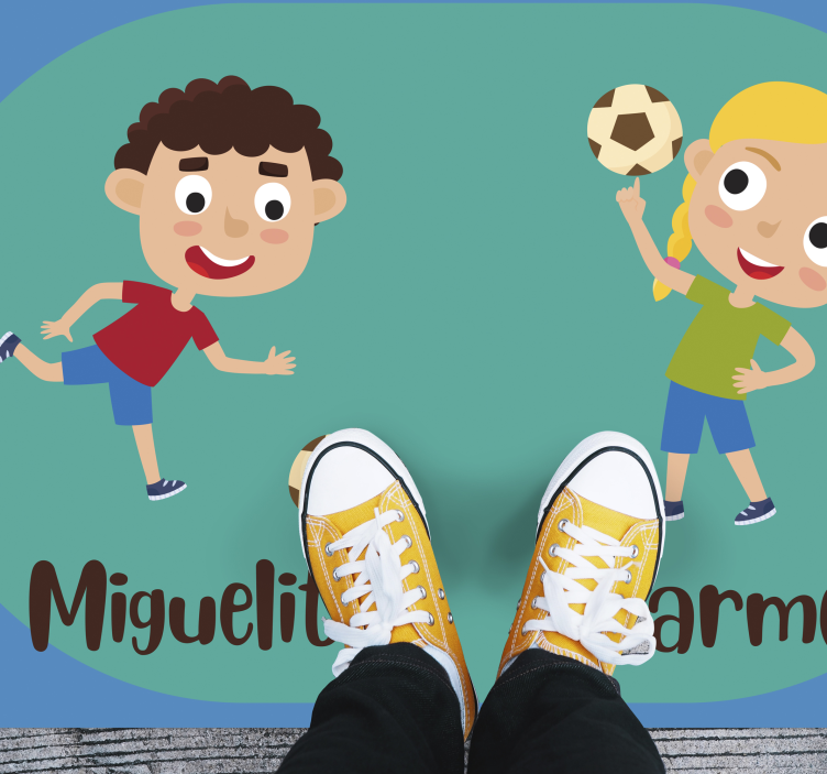 어린 이용 비닐 카펫 이름이 있는 축구하는 아이들 - TenStickers